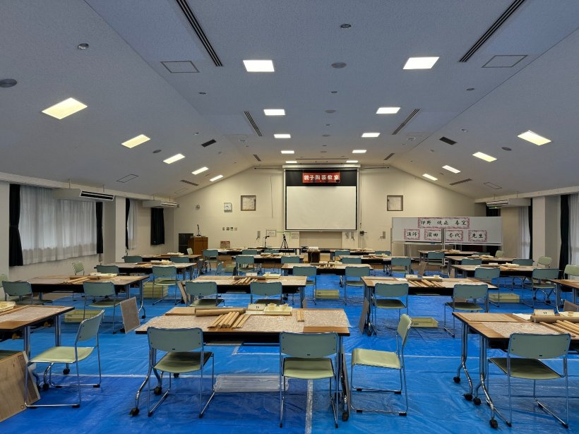 机を並べた部屋